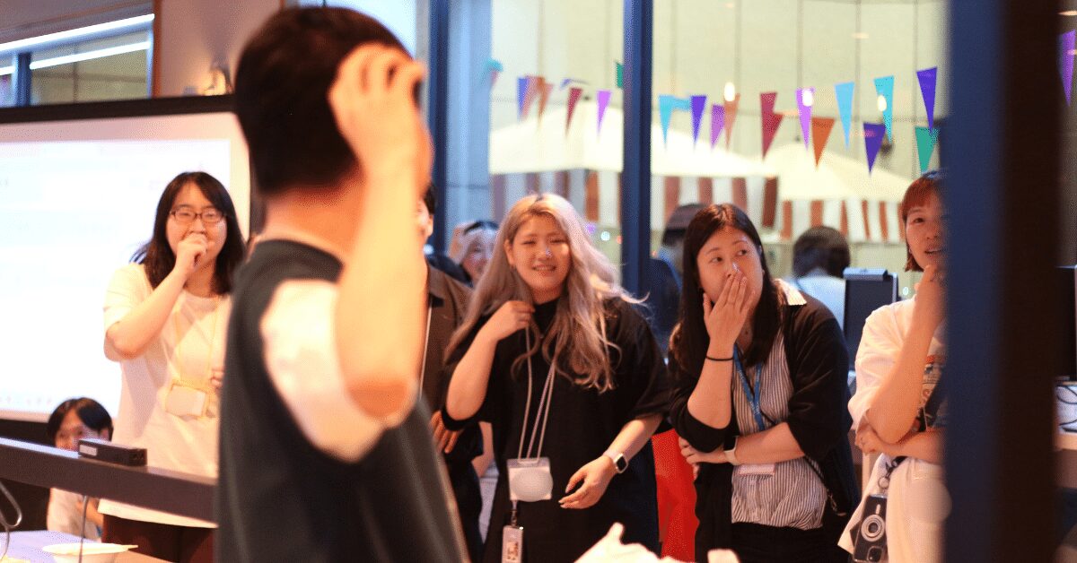 ジェスチャーゲームで盛り上がる会場