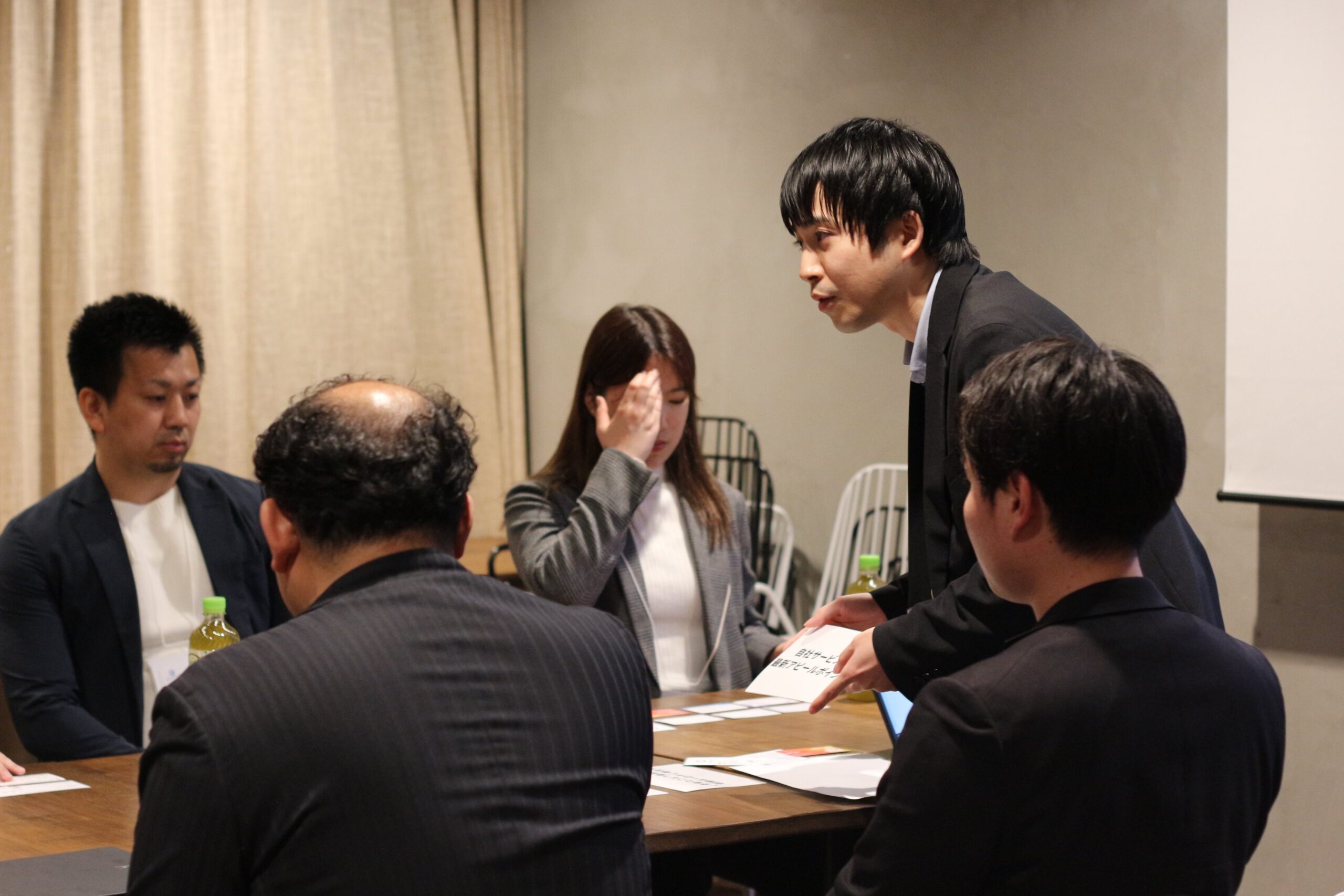 交流する参加者の様子