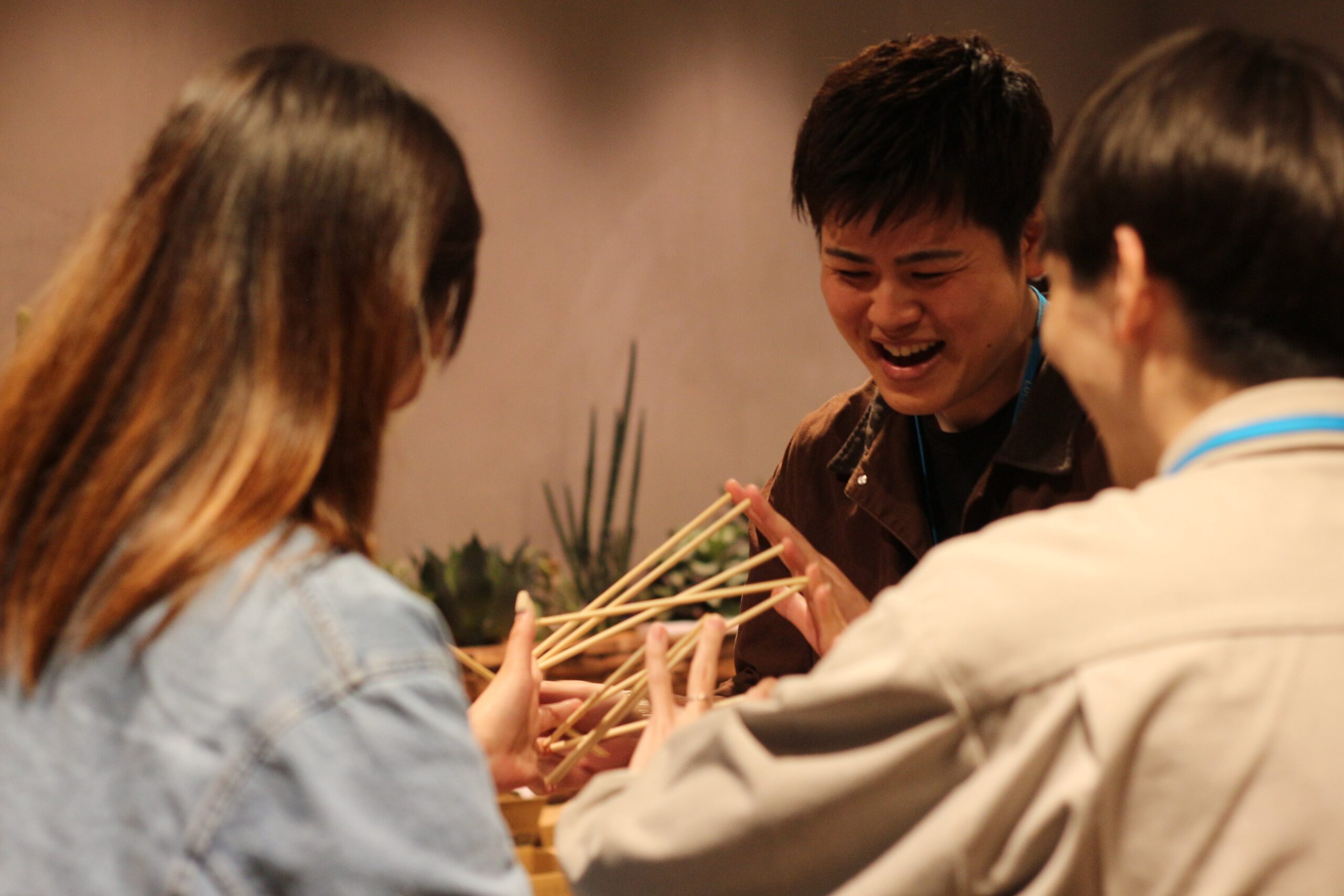 ボードゲームを楽しむ社員たち