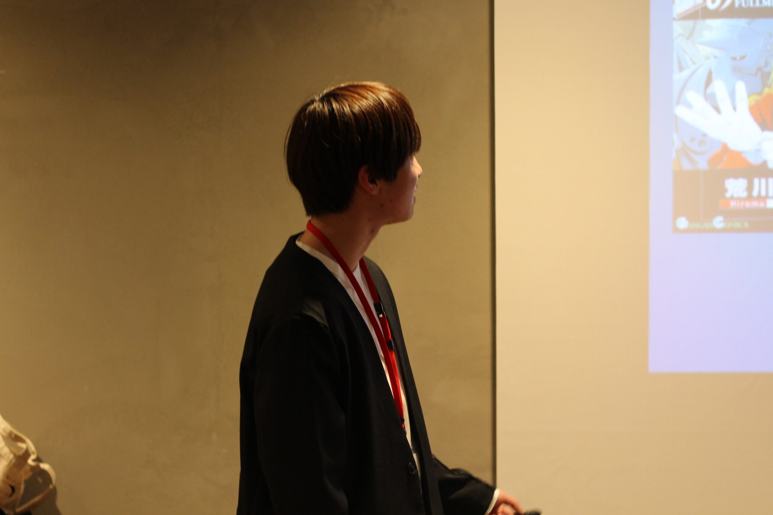 自己紹介をする新入社員