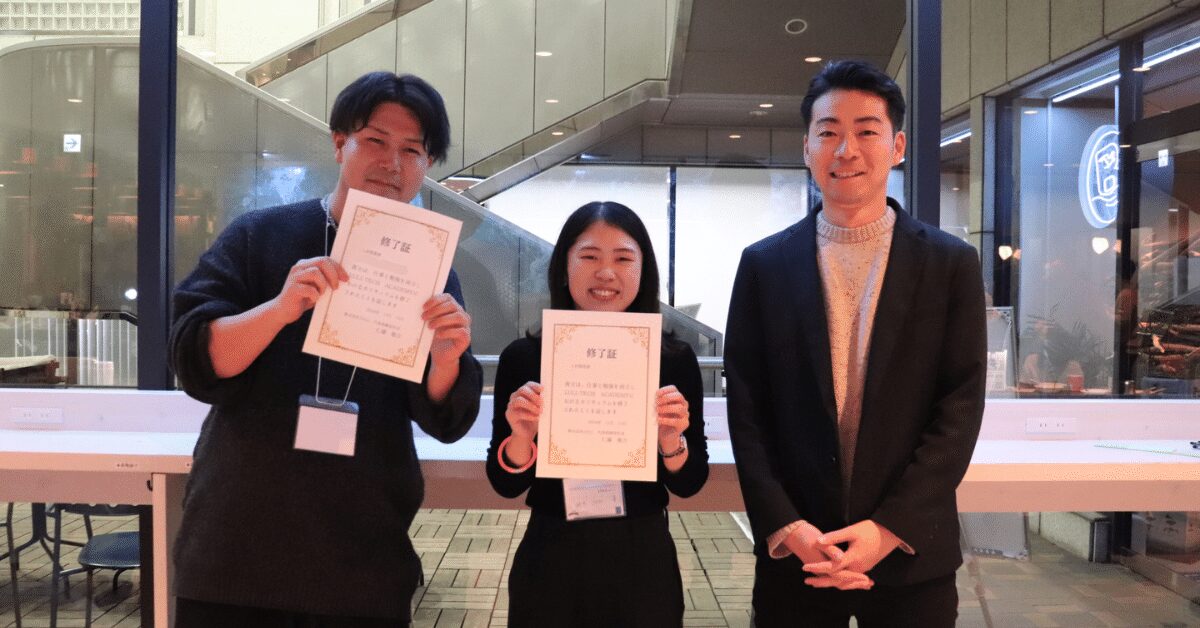 カリキュラム修了者2名と代表取締役の画像