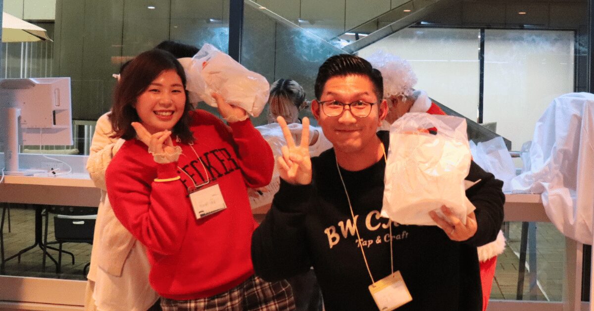 ビンゴして景品を受け取り喜んでいる参加者の画像