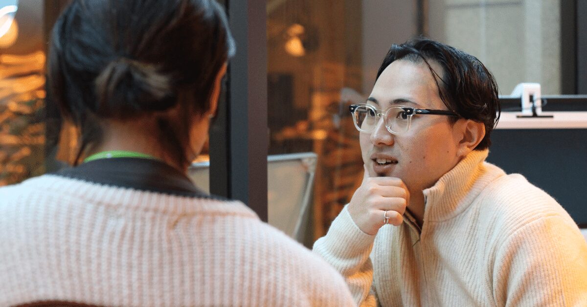 研修中メンバーに話しかける人材開発メンバーの画像