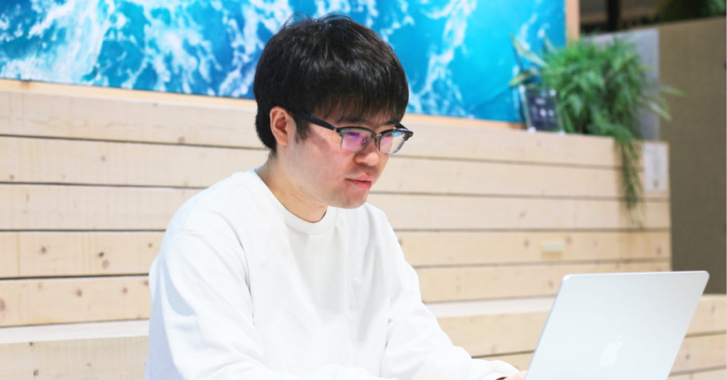 門馬さんがパソコンで開発作業をしている様子